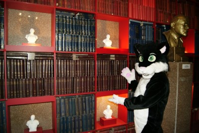 Orcinus Orca в фурсьюте показывает библиотеку Ленина