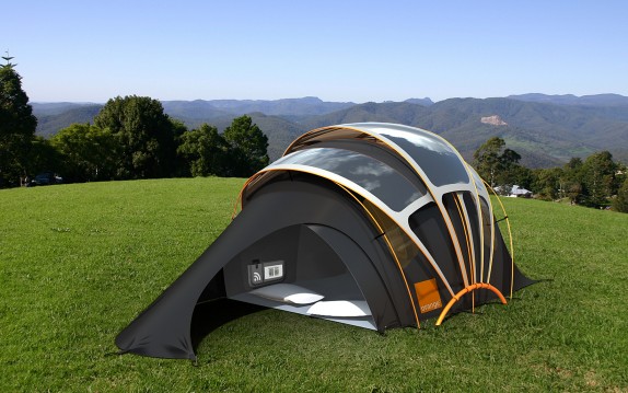 Orange Концепт палатки с солнечной батареей. День.