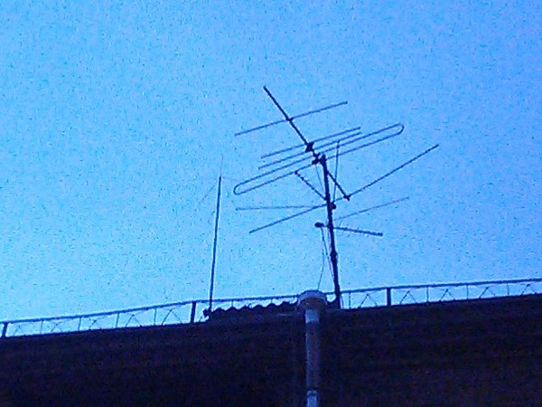 Антенна GP 145 МГц на крыше.