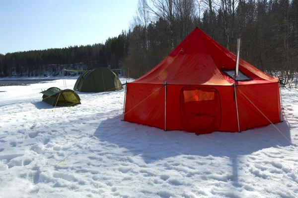 Экспедиционная палатка Зима-У на фоне других палаток.