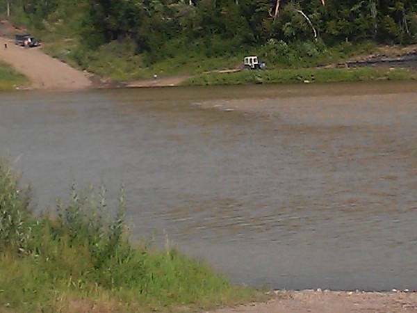 Река Каменка, трактор на дальнем берегу.