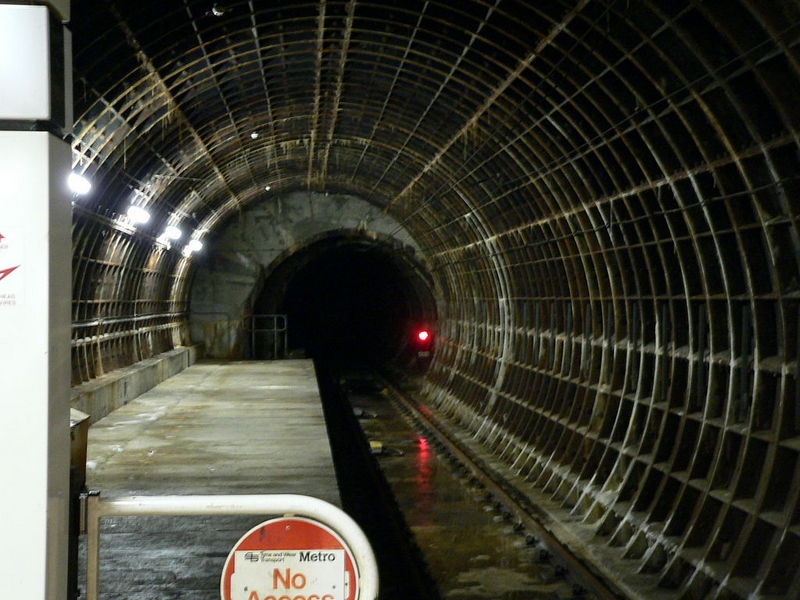 Тоннель на станции Святого Джеймса метрополитена Тайна и Уира в городе Ньюкасл-апон-Тайн, Великобритания.